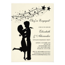 Couples modernes doux dans des invitations de fian
