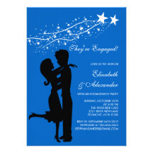 Couples modernes doux dans des invitations de fian