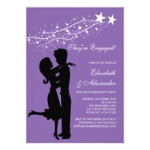 Couples modernes doux dans des invitations de fian