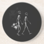 COUPLES SQUELETTIQUES B&W DE DÉPLACEMENT DE VISION DESSOUS DE VERRES