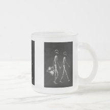 COUPLES SQUELETTIQUES B&W DE DÉPLACEMENT DE VISION TASSE