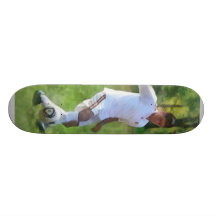 Coups de pied du ballon de football planches à roulettes customisées