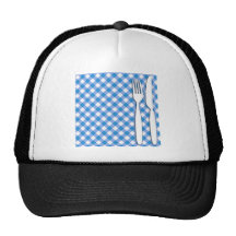 Couverts sur la nappe casquette