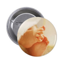 Couverture enveloppée par pieds mignons de bébé de badges
