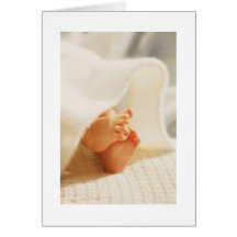 Couverture enveloppée par pieds mignons de bébé de cartes de vœux
