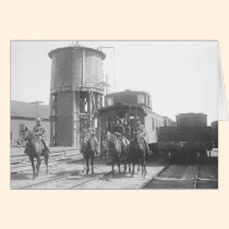 Cowboys sur des chevaux posant devant un train cartes