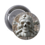 Crâne de pirate et os croisés sur le bouton rond e badges avec agrafe