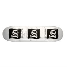 Crâne et drapeau d'os croisés. Noir et blanc. Planches À Roulettes