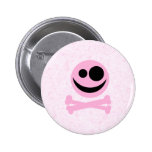 Crâne rose et noir, sur un modèle rose badges