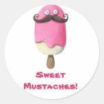 Crème glacée rose avec des moustaches autocollant rond