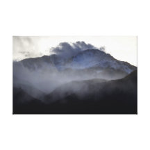 Crête de brochets avec les nuages débordants impressions sur toile