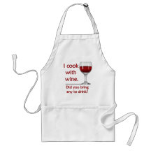 Cuisinier drôle avec le tablier de vin