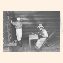 Cuisinier observant un cowboy jouer aux cartes 2 cartes