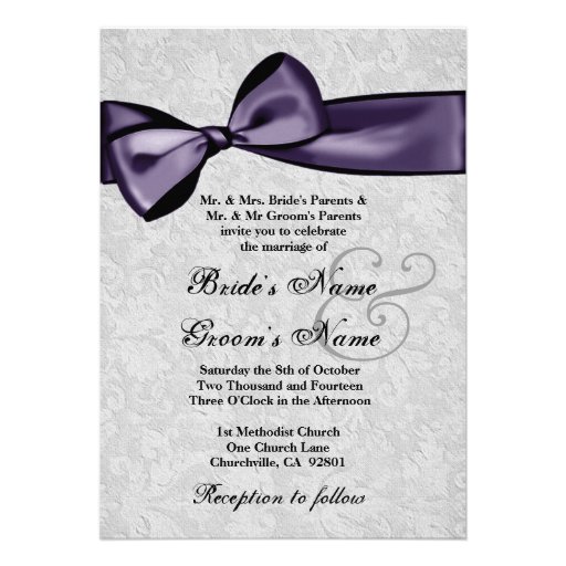 Damassé argentée et mariage mauve-foncé d'arc cartons d'invitation