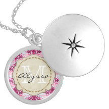 Damassé rose décorée d'un monogramme collier