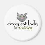 Dame folle de chat dans la formation magnets