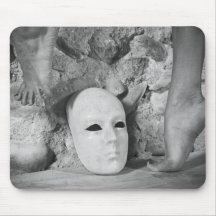 Danse autour d'un masque. tapis de souris