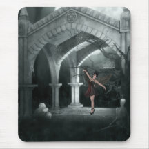 Danse gothique d'ange par des piles des crânes tapis de souris
