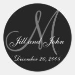 Date, prénoms et autocollant initial de monogramme