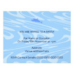 Dauphin bleu sur le profil onduleux carton d'invitation