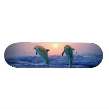 Dauphins au lever de soleil planche à roulette