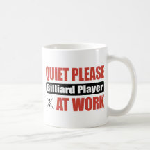 De tranquillité joueur de billard svp au travail tasse à café