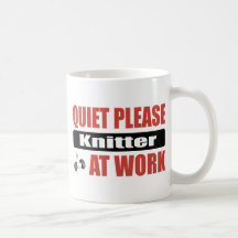 De tranquillité tricoteuse svp au travail tasse à café