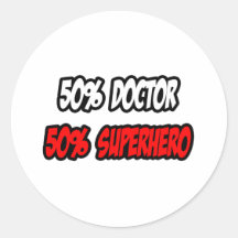 Demi de docteur… à moitié super héros autocollant rond