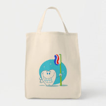 Dent de sourire heureuse avec la brosse à dents sacs fourre-tout