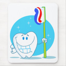 Dent de sourire heureuse avec la brosse à dents tapis de souris