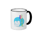Dent de sourire heureuse avec la brosse à dents tasses