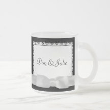 Dentelle noire et blanche classique avec l'arc tasse