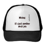 Deskjob sur le blanc casquette de camionneur