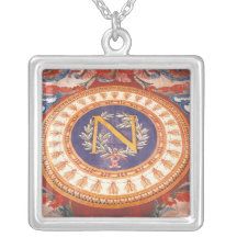 Détail d'une couverture avec le "N" du napoléon I Colliers