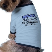 Détendez. Je suis une infirmière gériatrique T-shirt Pour Chien