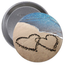 Deux coeurs dans le sable badge avec épingle