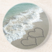 Deux coeurs de sable sur la plage, océan romantiqu dessous de verre