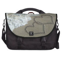 Deux coeurs de sable sur la plage sac pour ordinateur portable