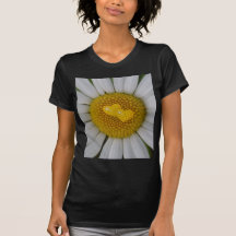 Deux coeurs sur la marguerite des prés t-shirts