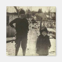 Deux enfants et un aimant de carré de bonhomme de 
