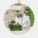 Deux filles et porcs dans Noël de cru de traîneau Ornements De Noël