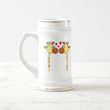 Deux girafes avec les coeurs rouges d'amour. Bande Tasse