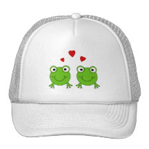 Deux grenouilles vertes avec les coeurs rouges casquettes