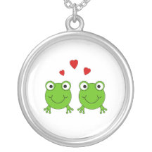 Deux grenouilles vertes avec les coeurs rouges collier
