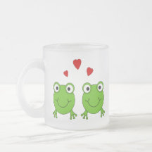 Deux grenouilles vertes avec les coeurs rouges tasse