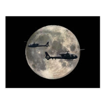 deux hélicoptères silhouettés par une pleine lune carte postale