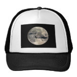 deux hélicoptères silhouettés par une pleine lune casquettes