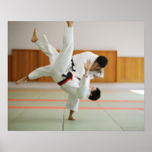 Deux hommes concurrençant dans un match 3 de judo affiche