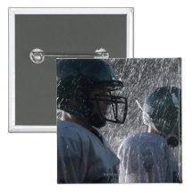 Deux joueurs de football américain sous la pluie,  badges