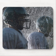 Deux joueurs de football américain sous la pluie,  tapis de souris